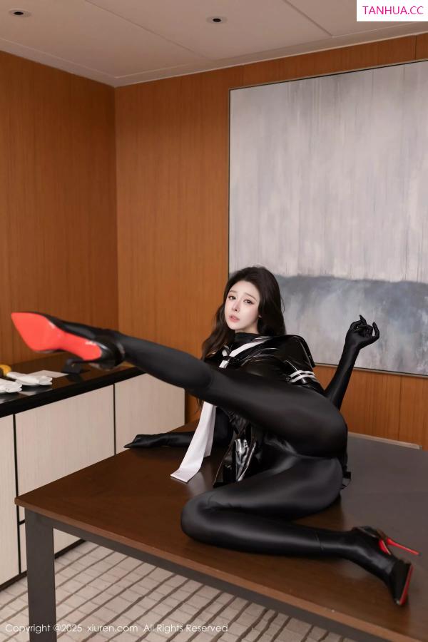 逗逗DouDou  [XiuRen]高清写真图 2025.03.28 No.10087 小逗逗 黑色胶衣第24张图片